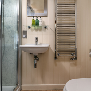 Kingfisher en-suite shower room